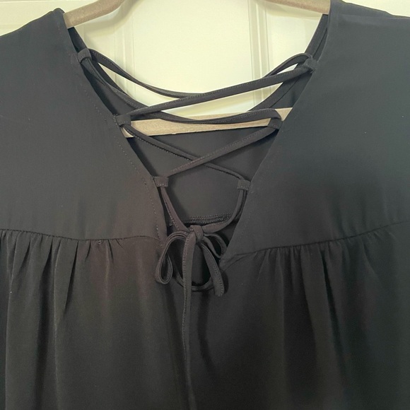 New Chico’s top with details on back and sleeves. - Picture 2 of 6